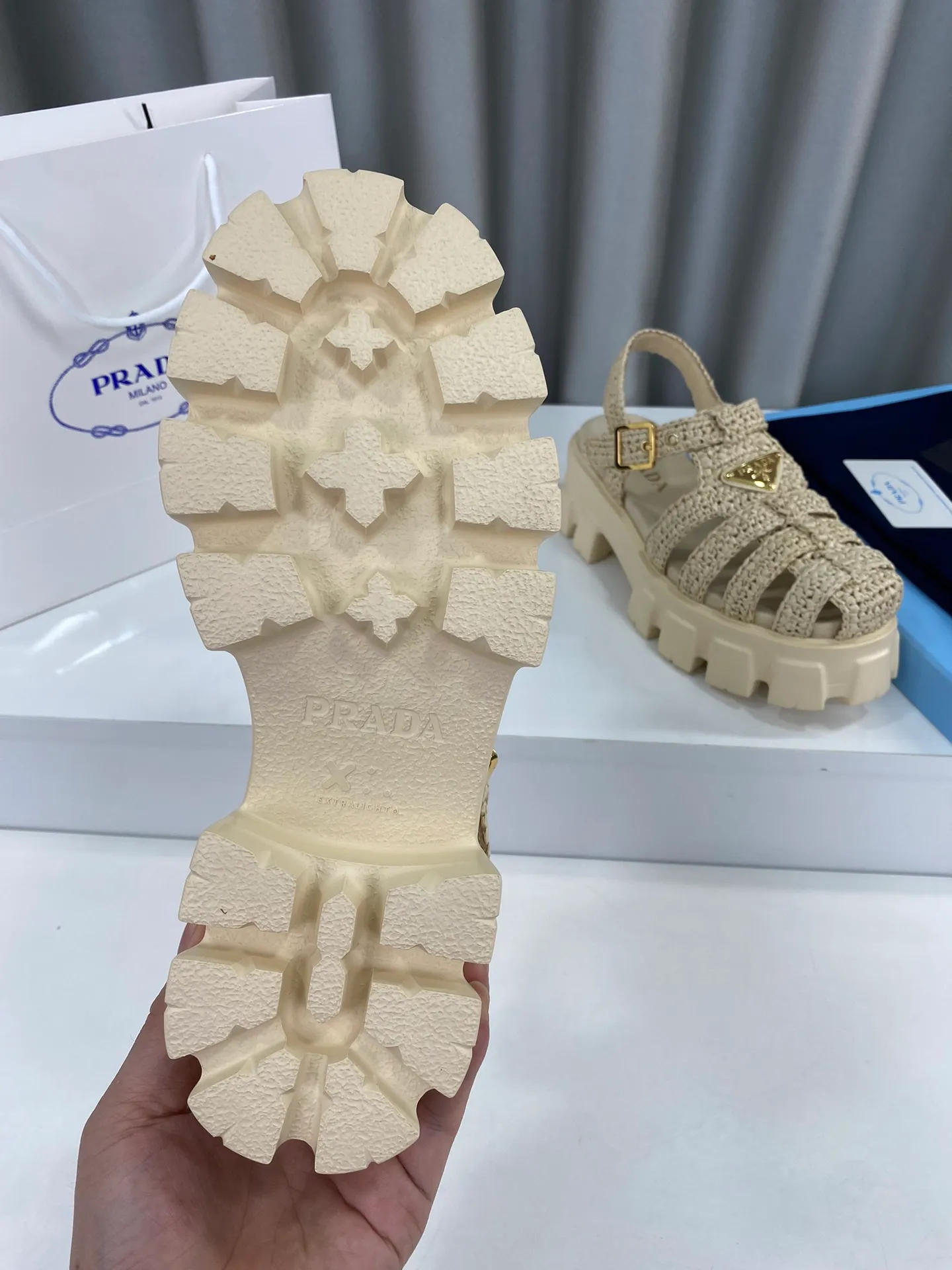 👟👟Ex-factory price 600👟👟 Prada’s latest bamboo cage weaving thick-soled triangle buckle sandals☑️ Latest environmentally friendly PP material, fully handmade crochet, just like knitting sweaters, slow work and meticulous work, retro fashionable thick-soled shoes, with woven uppers, making the whole pair of shoes light and comfortable, bright colors, satisfying a variety of choices for fashionable people with different styles! The iconic metal triangle logo is paired with the shape of ancient beach sandals. Every design element is fashionable! Size: Women's 35-39 (34, 40, custom-made, non-returnable) Full set of counter original packaging